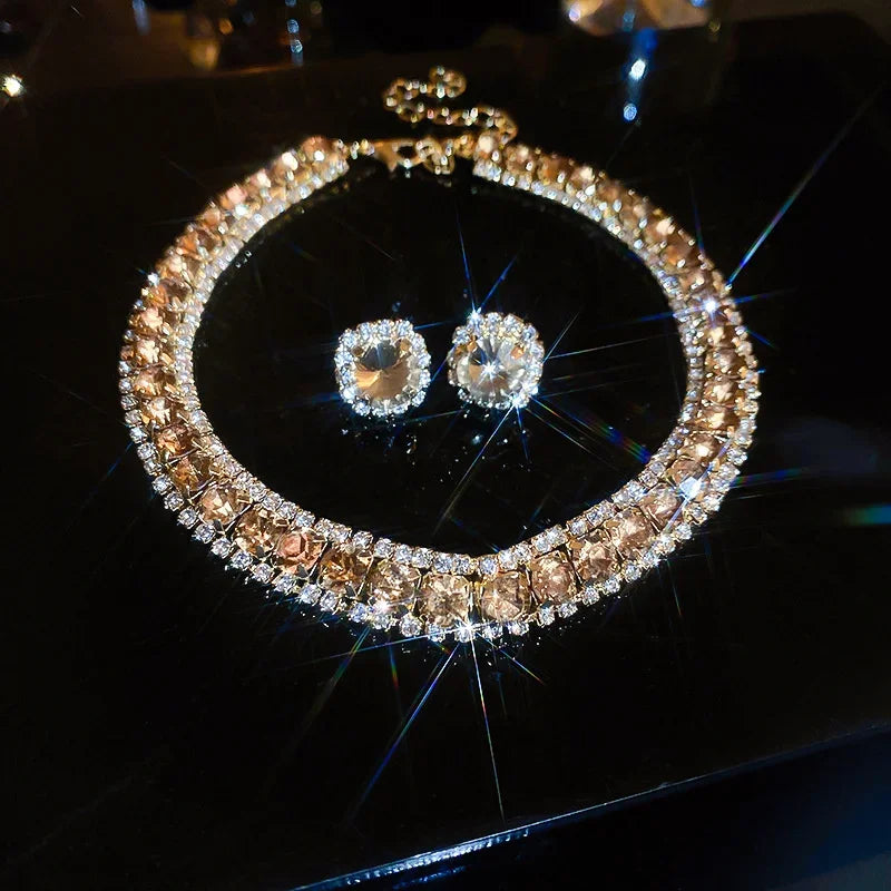 Esmeralda Royale™ — Gargantilla & Pendientes que Deslumbran