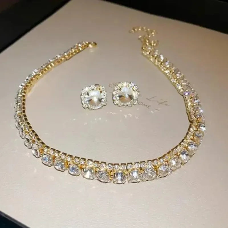 Esmeralda Royale™ — Gargantilla & Pendientes que Deslumbran