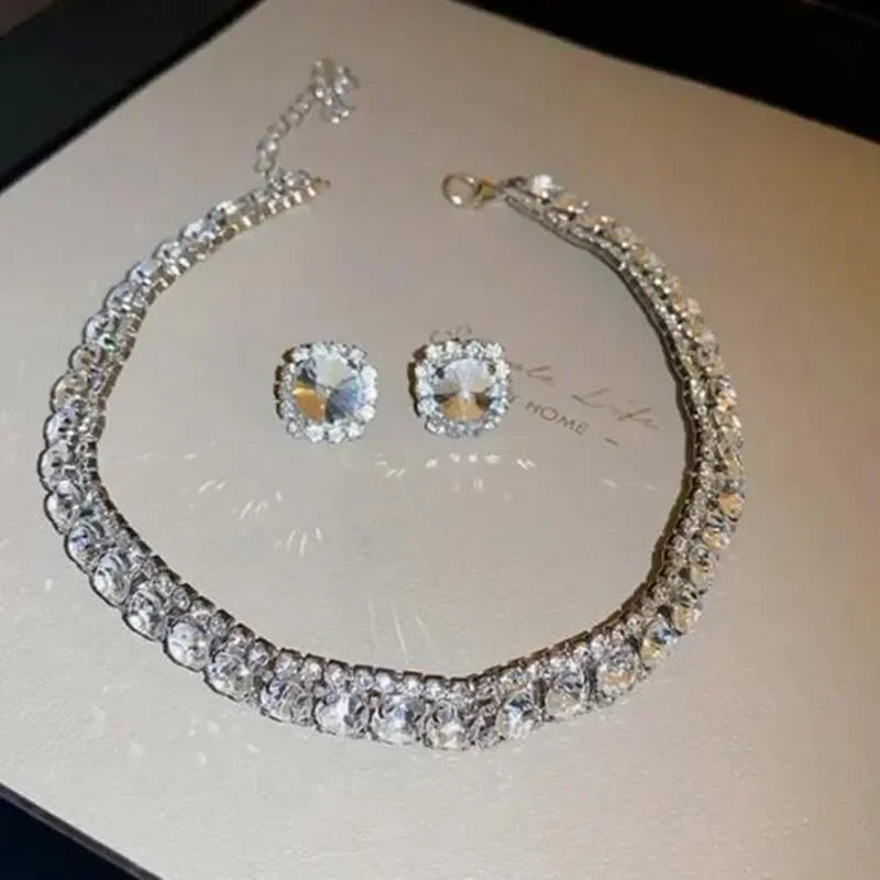 Esmeralda Royale™ — Gargantilla & Pendientes que Deslumbran